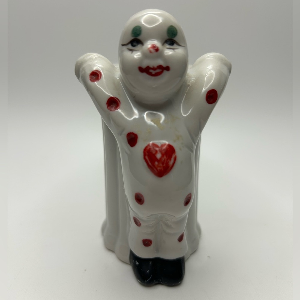 Vintage clown bank/figurine  with hearts